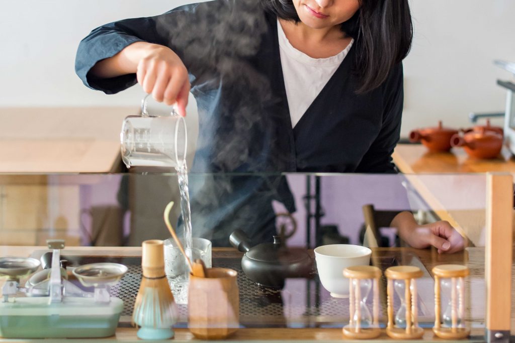 煎茶を淹れる様子